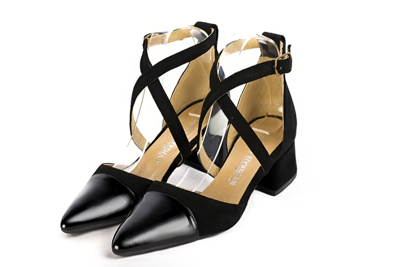 Satin black women's open side shoes, with crossed straps. Tapered toe. Low flare heels. Front view - Florence KOOIJMAN